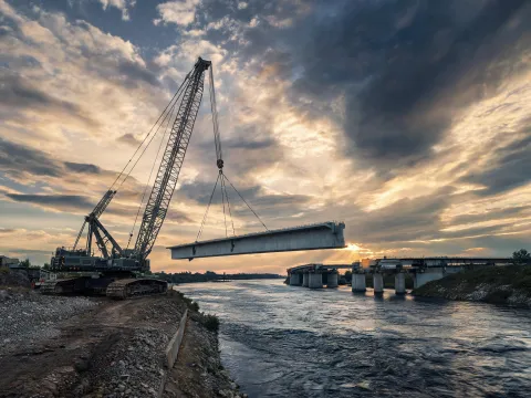 Bridge precast segmental lift